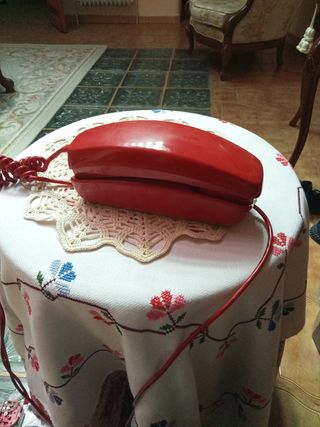 teléfono clásico rojo de góndola con dial giratori