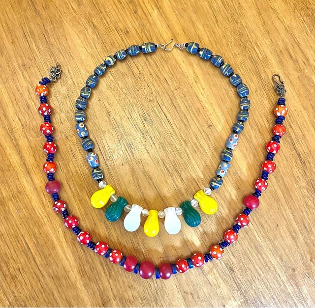 2 colares étnicos Verde/Branco/Allo/Azul/Vermelho/Branco