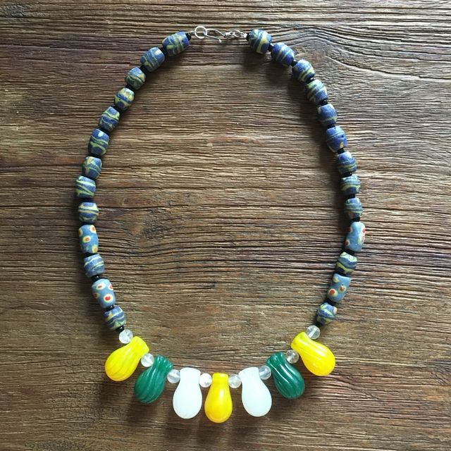 2 colares étnicos Verde/Branco/Allo/Azul/Vermelho/Branco