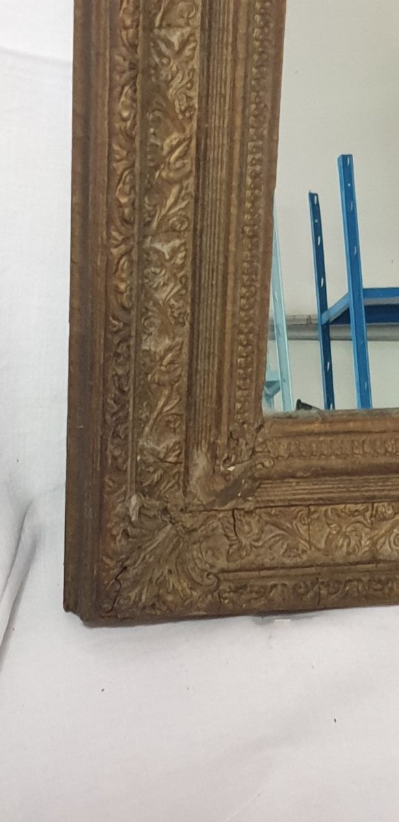 specchio con cornice in legno dotata antica