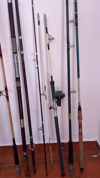 Cańas de pescar y molinillos