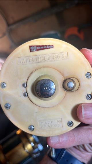 Cańas de pescar y molinillos