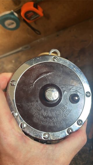 Cańas de pescar y molinillos