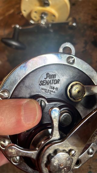 Cańas de pescar y molinillos