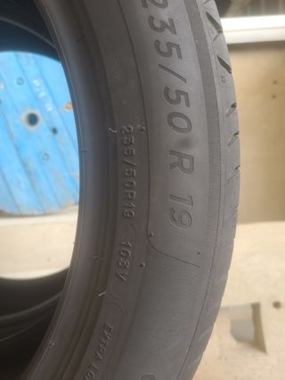 vendo 2 neumáticos  en perfecto  estado 