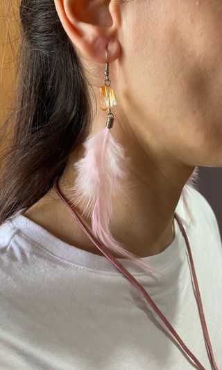 Conjunto colgante y pendientes de plumas naturales