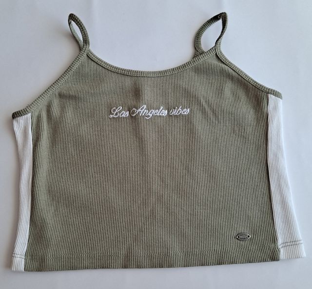 Top crop verde caqui y blanco