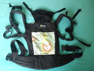 Mochila porta bebés de tela. 