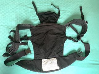Mochila porta bebés de tela. 