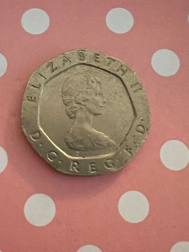 20 peniques UK 1982 y 20 céntimos suizos 2001