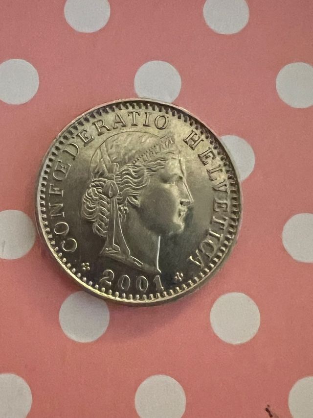 20 peniques UK 1982 y 20 céntimos suizos 2001