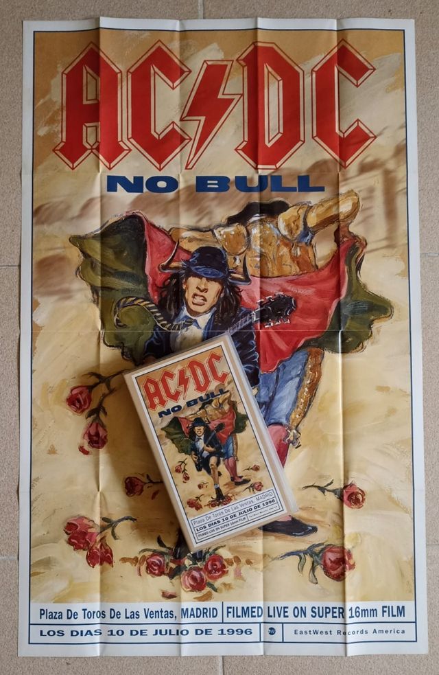 Lote VHS y Póster AC/DC No Bulls Madrid 1996