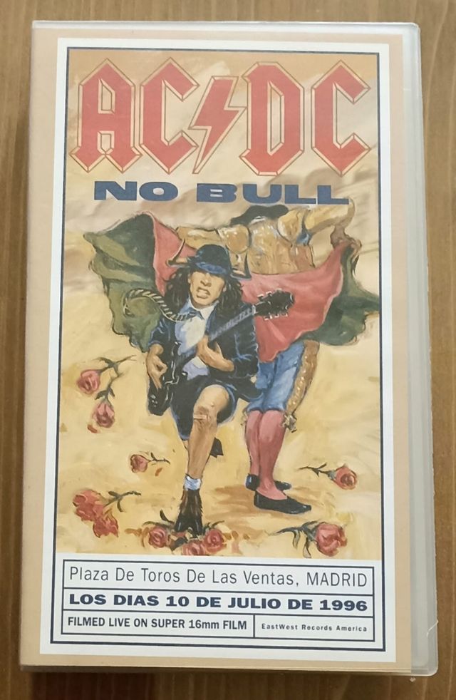 Lote VHS y Póster AC/DC No Bulls Madrid 1996
