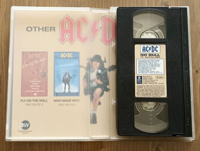 Lote VHS y Póster AC/DC No Bulls Madrid 1996