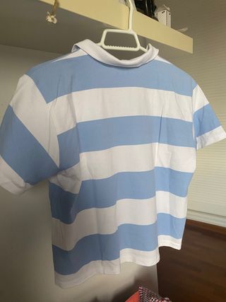 Polo cropped de rayas blancas y azules stradi