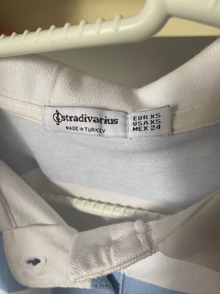 Polo cropped de rayas blancas y azules stradi