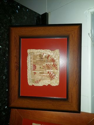 Dos cuadros de madera y piedra.