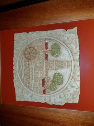 Dos cuadros de madera y piedra.