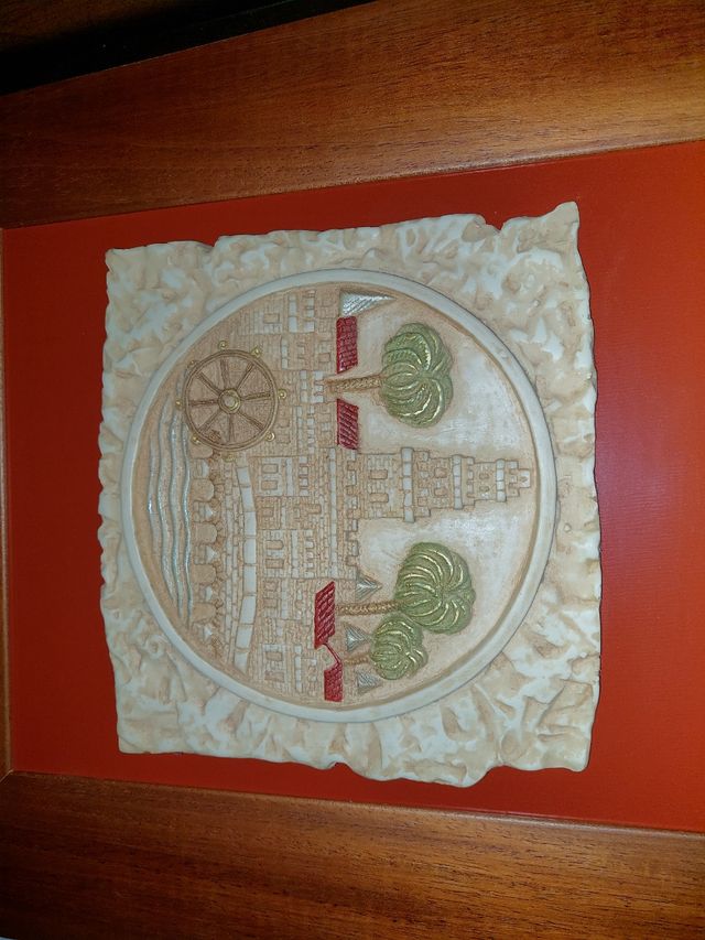 Dos cuadros de  madera y piedra.