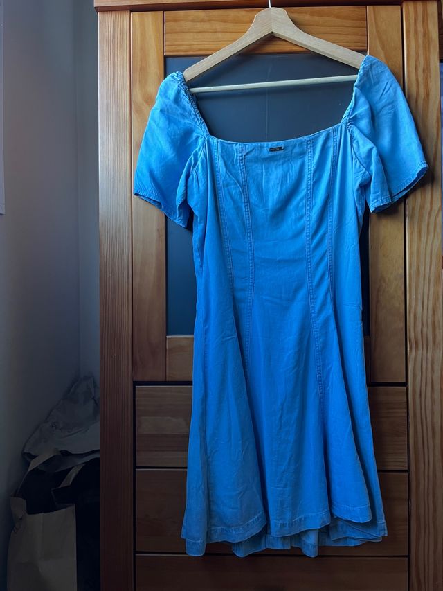 Vestido Guess con etiqueta