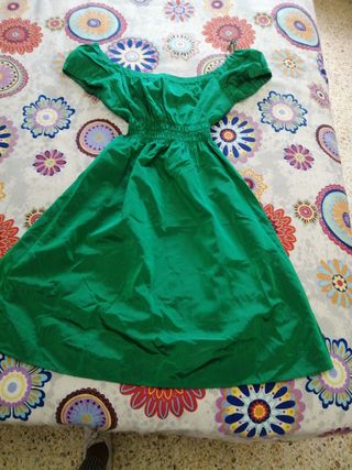 vestido verde de raso y falda de gasa gris  