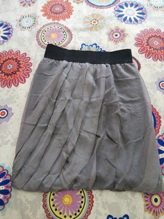 vestido verde de raso y falda de gasa gris  