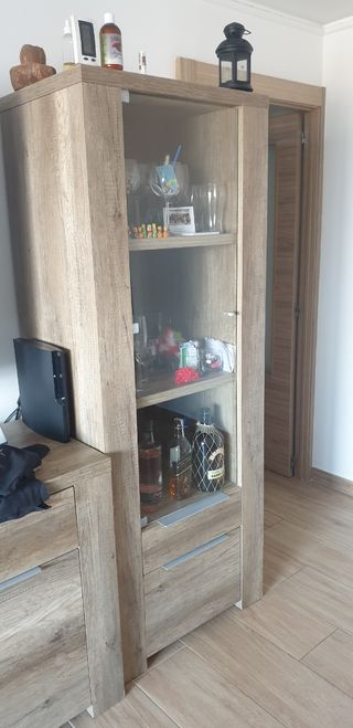 Columna de mueble bar.
