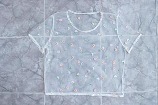 Camiseta con flores bordadas