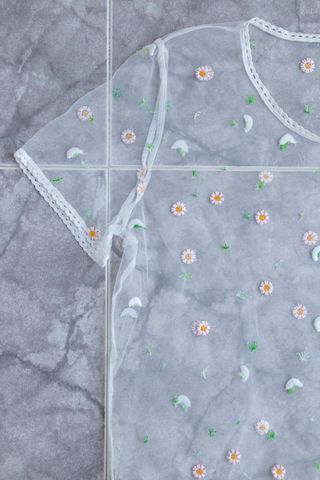 Camiseta con flores bordadas