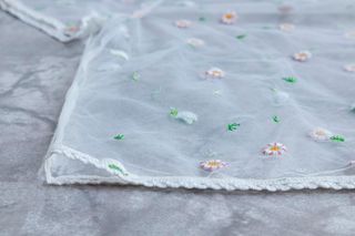 Camiseta con flores bordadas