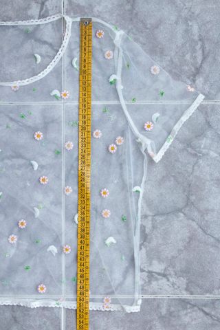 Camiseta con flores bordadas