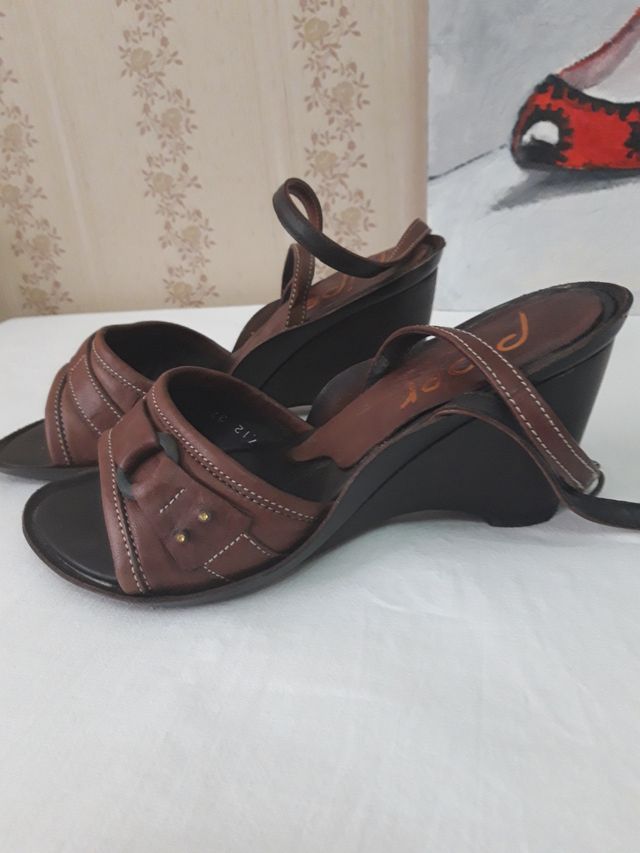 sandalo marrone in pelle