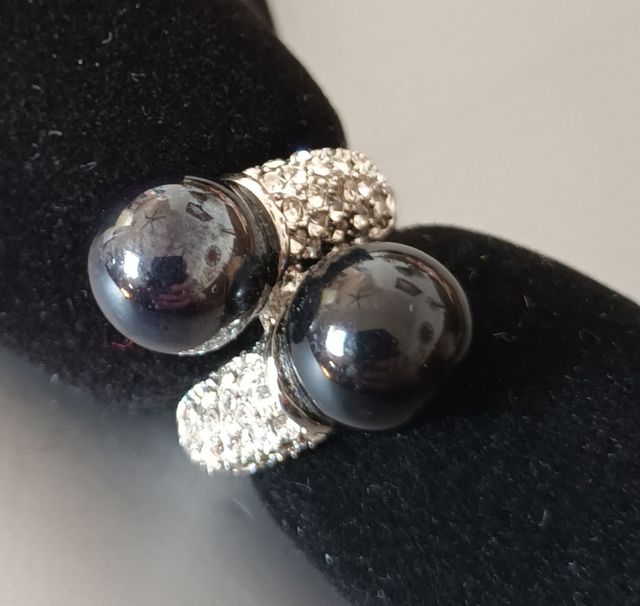 Anillo bisutería perlas negras
