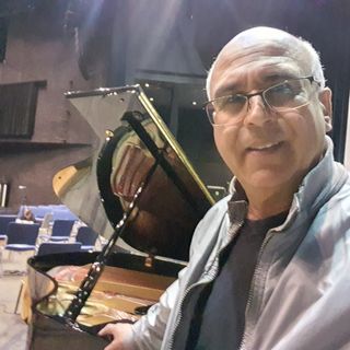 afinador y técnico de pianos