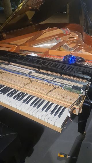 afinador y técnico de pianos