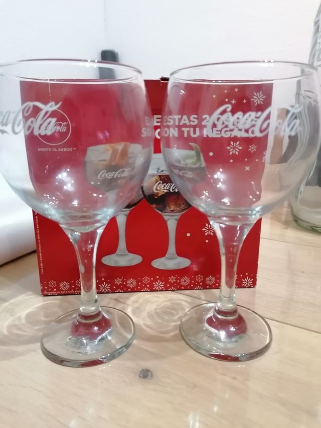 Nuovi bicchieri Coca Coca-Cola in una scatola