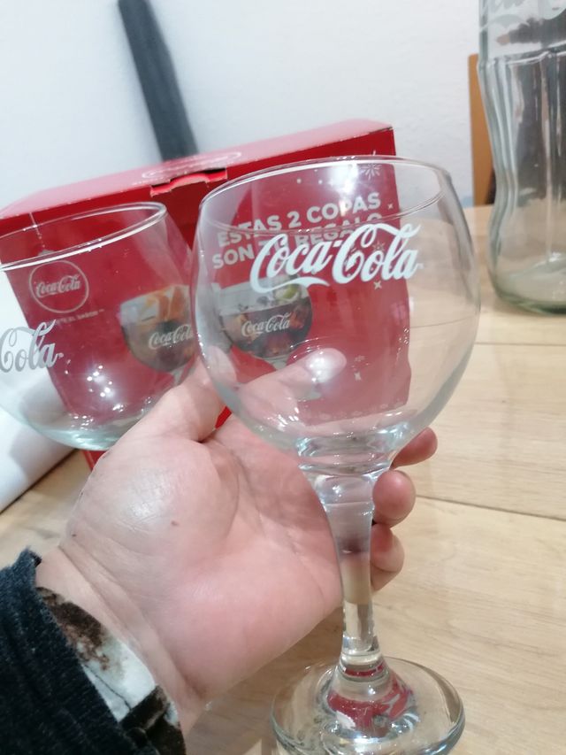 Nuovi bicchieri Coca Coca-Cola in una scatola