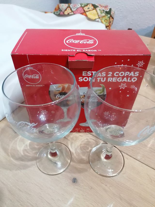 Nuovi bicchieri Coca Coca-Cola in una scatola