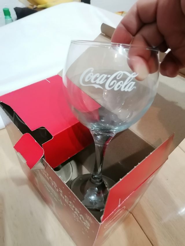 Nuovi bicchieri Coca Coca-Cola in una scatola