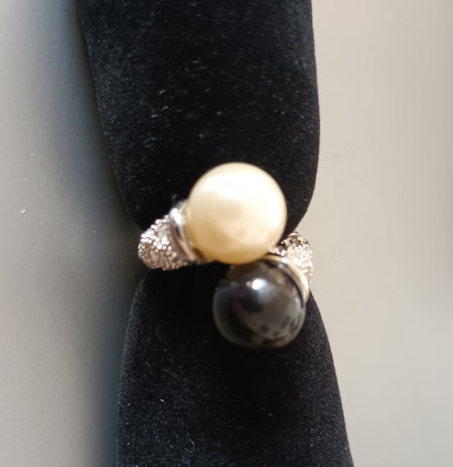 Anillo bisutería perlas blanca y negra