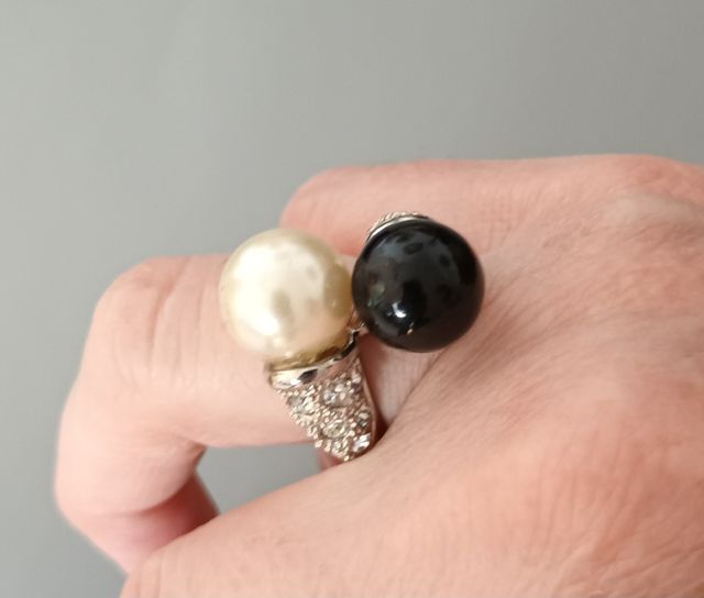 Anillo bisutería perlas blanca y negra