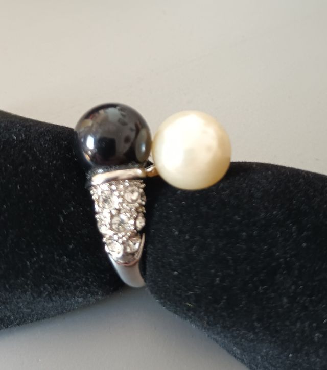 Anillo bisutería perlas blanca y negra
