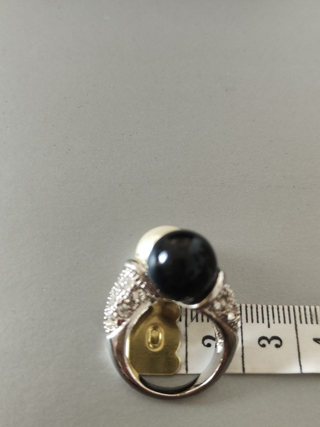 Anillo bisutería perlas blanca y negra