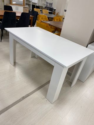 Mesa nueva de salón de color blanca