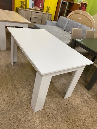 Mesa nueva de salón de color blanca