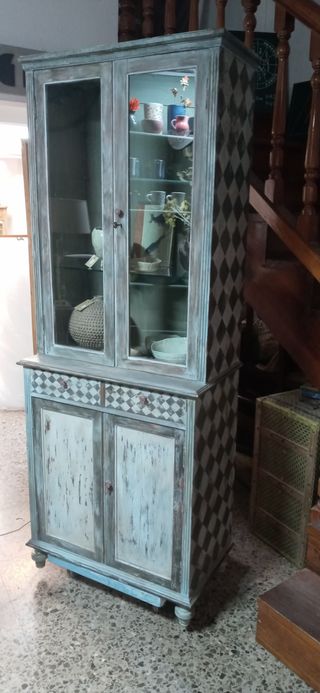 Mueble alacena decorada a mano