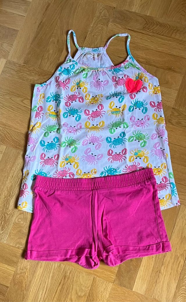 Conjunto camiseta pantalón.