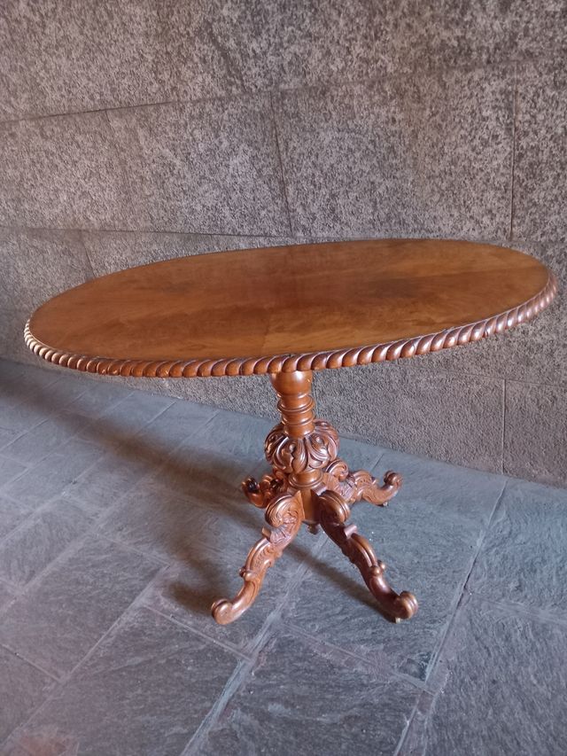 Antico Tavolino Ovale.