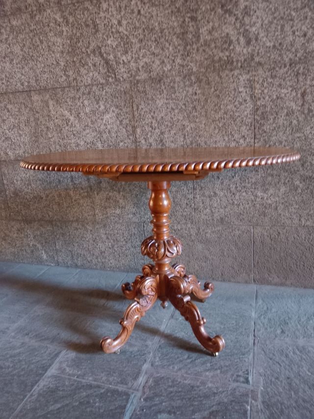 Antico Tavolino Ovale.