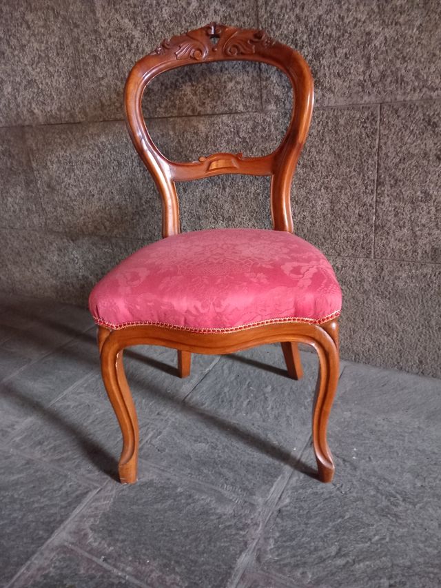 Antiquariato: Sei sedie.